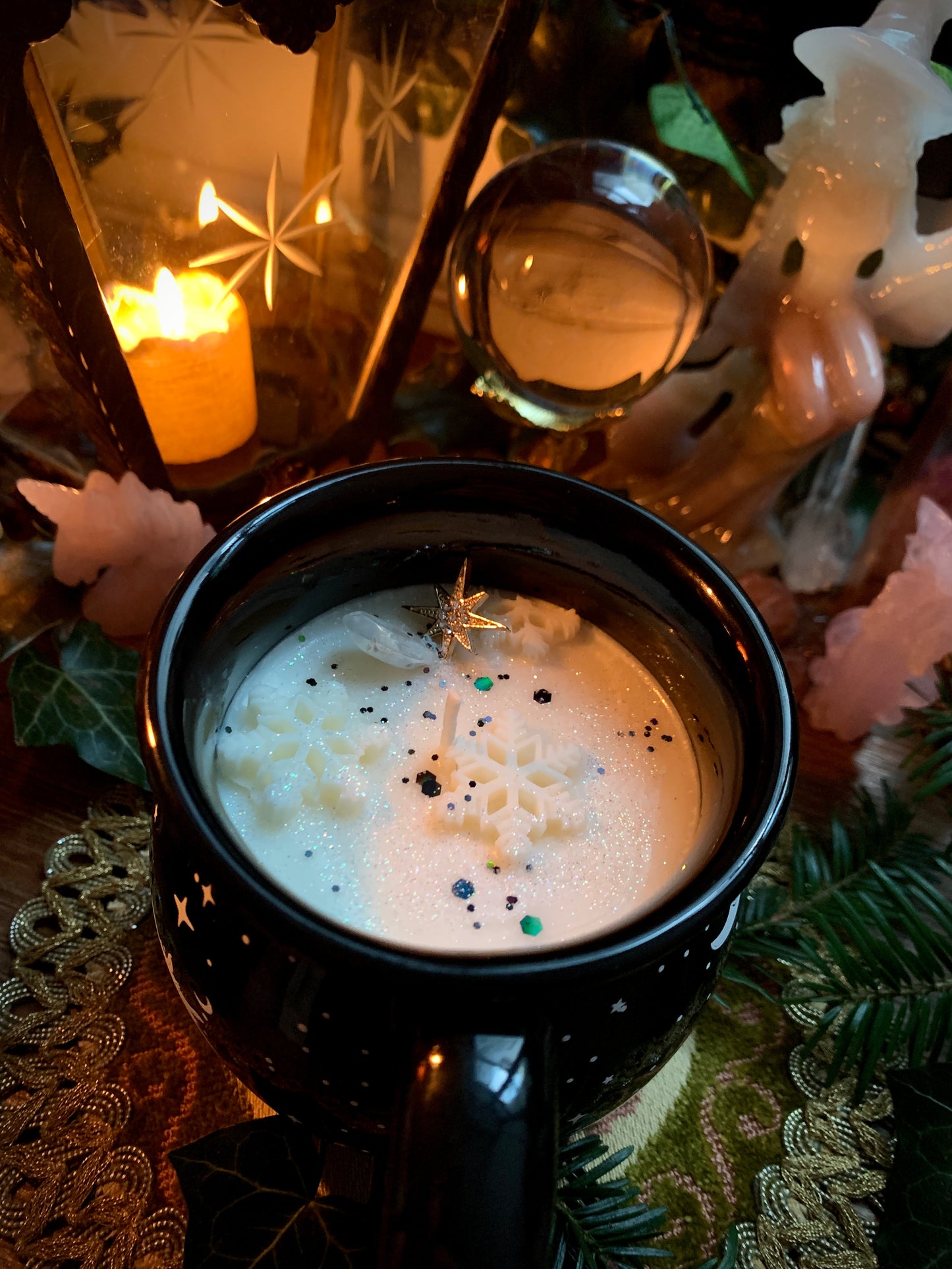 Bougie mug chaudron flocons blancs