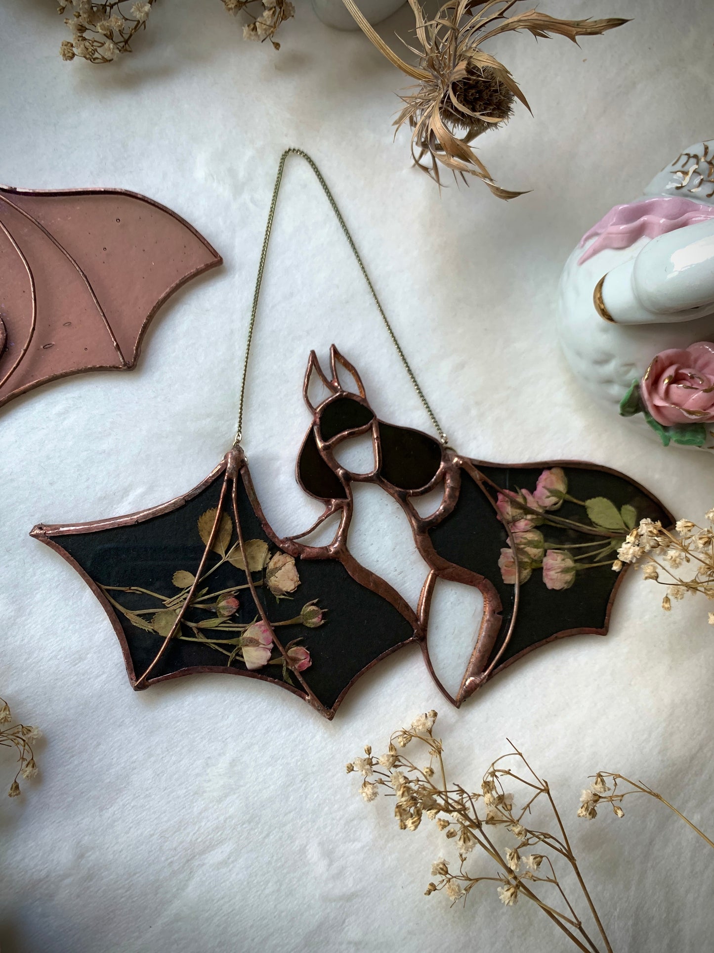 Poupée chauve-souris roses séchées